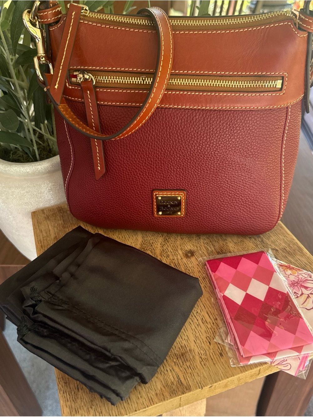 Dooney & Bourke Pebble Grain Crossbody 25.  Dust bag/Scarf.